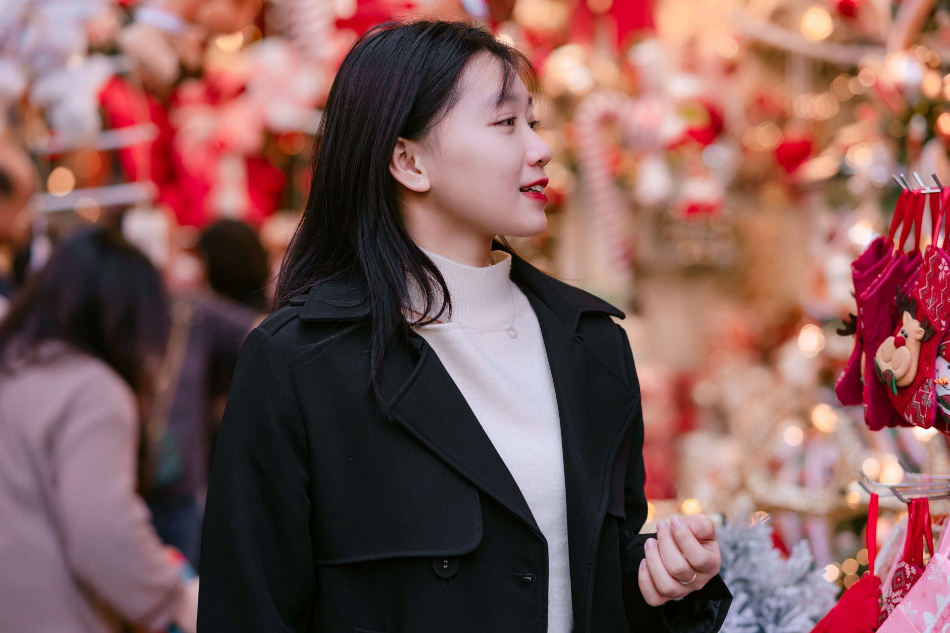 Try to think about what makes you happy and feel less lonely on christmas. (Image via Pexels/Toan Van)